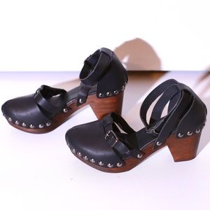 closed toe wooden clogs